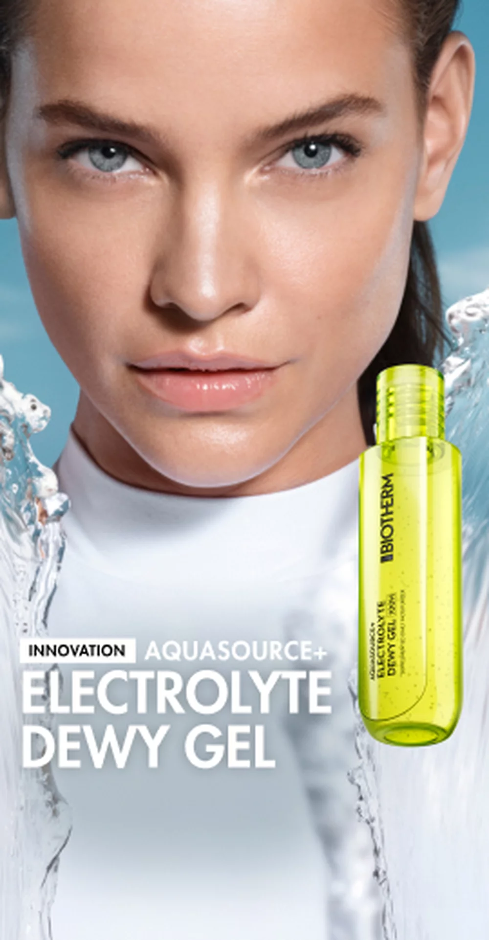Gros plan d’une femme a la peau lumineuse a cote d’un flacon jaune vif de Biotherm Aquasource+ Electrolyte Dewy Gel avec des eclaboussures d’eau.