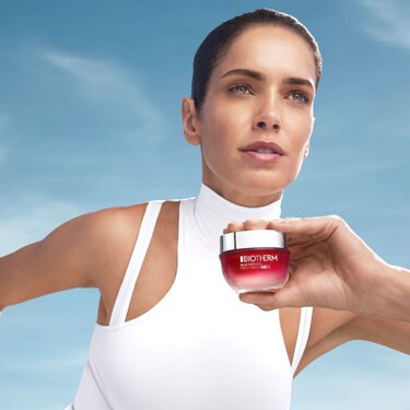 Femme tenant la creme Blue Peptides