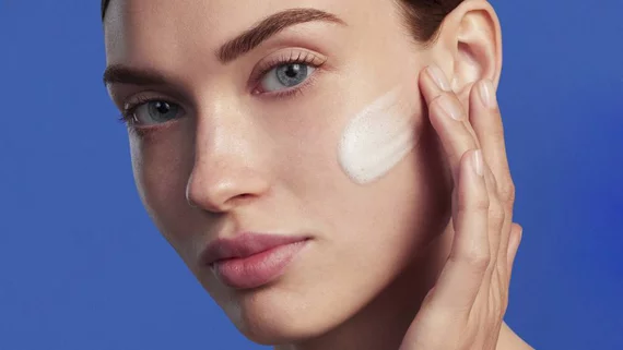 Femme appliquant un nettoyant sur son visage