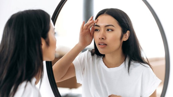 Femme analysant son type de peau