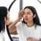 Femme analysant son type de peau