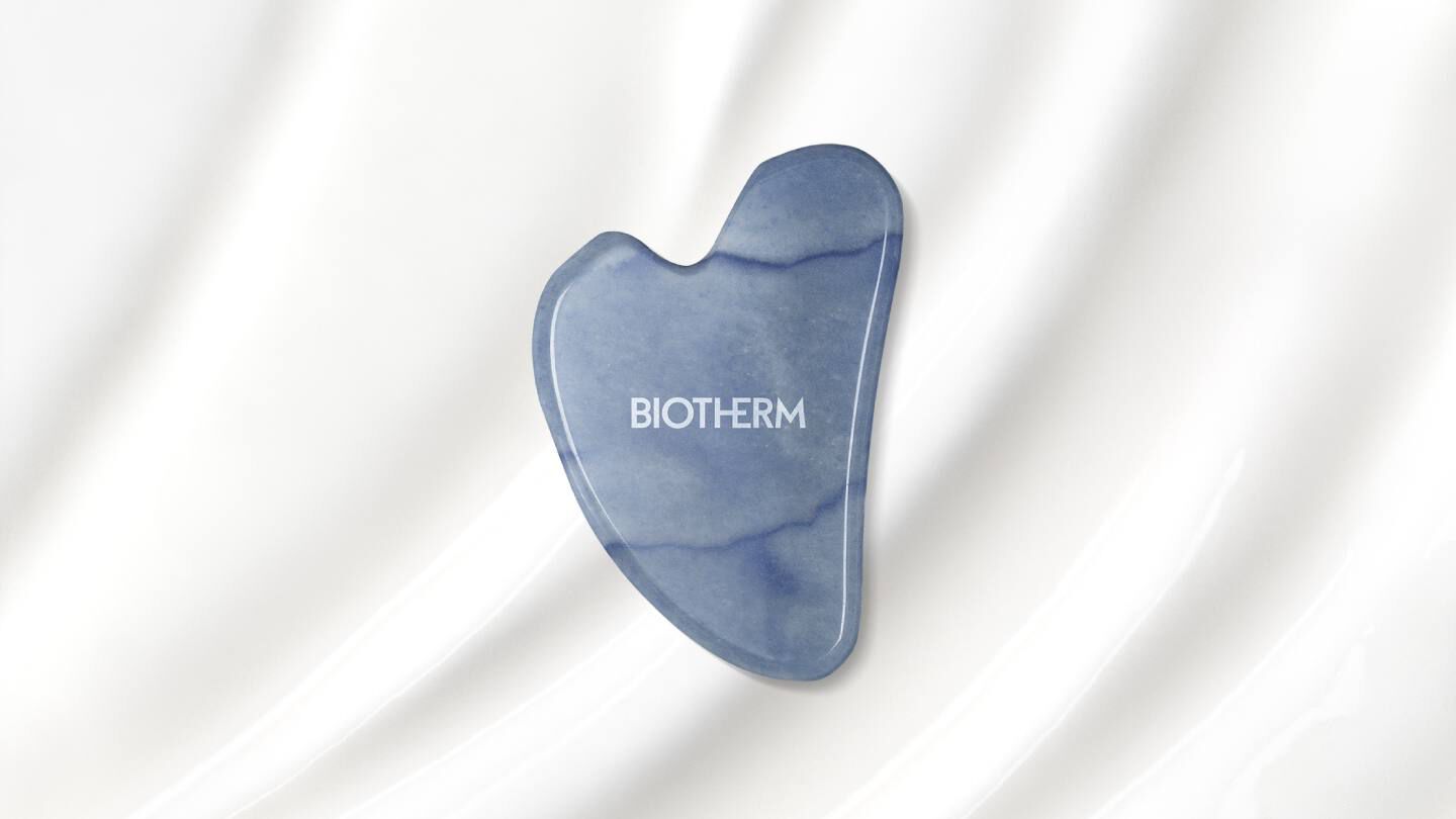 gua sha sur une texture fluide