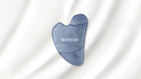 gua sha sur une texture fluide