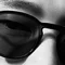 Lunettes de soleil qui cache les cernes d'un homme
