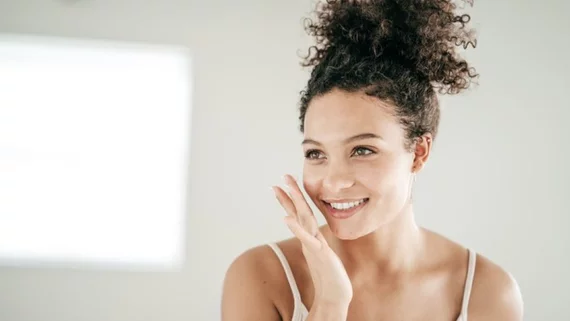 Femme qui touche une peau sensible
