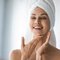 Femme qui se masse le visage