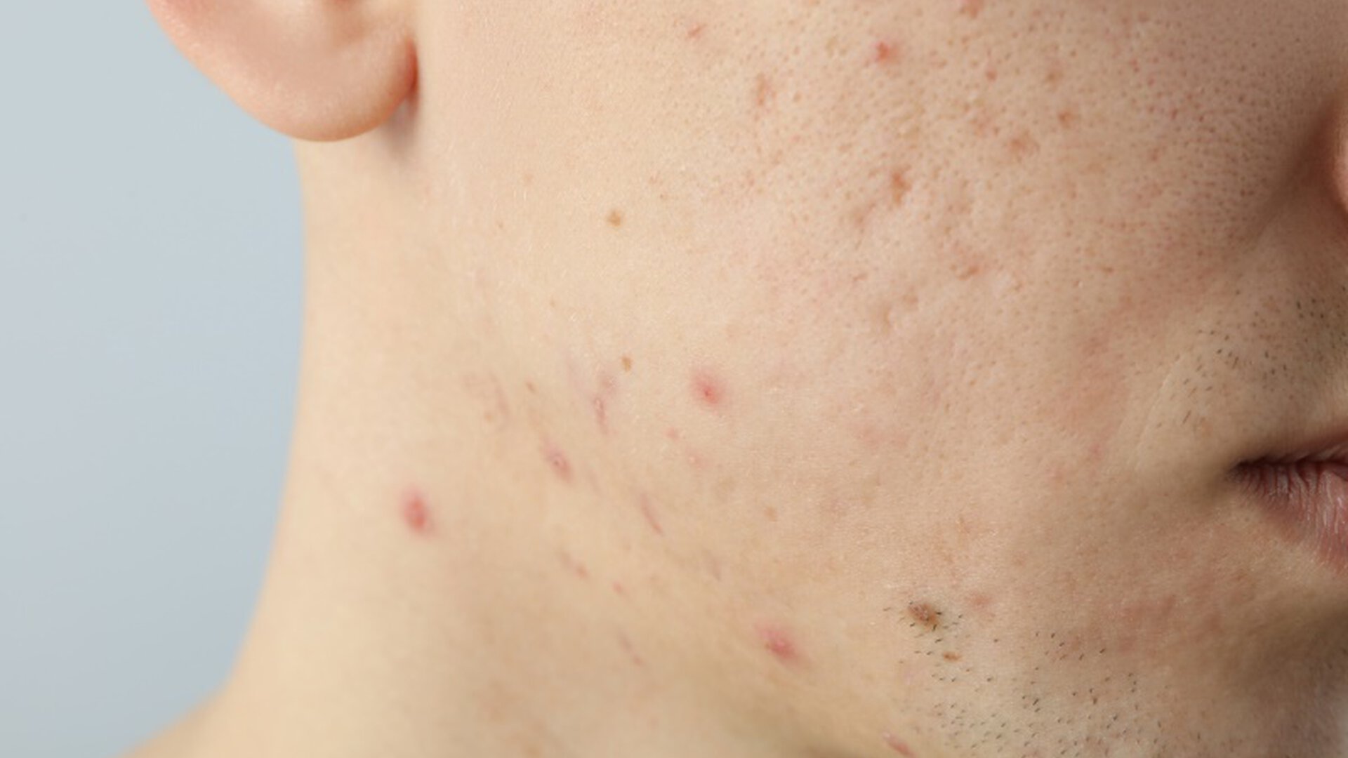 Nahaufnahme Mann schaut zur Kamera