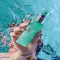 Flacon Aquapower tenu par une main dans l'eau