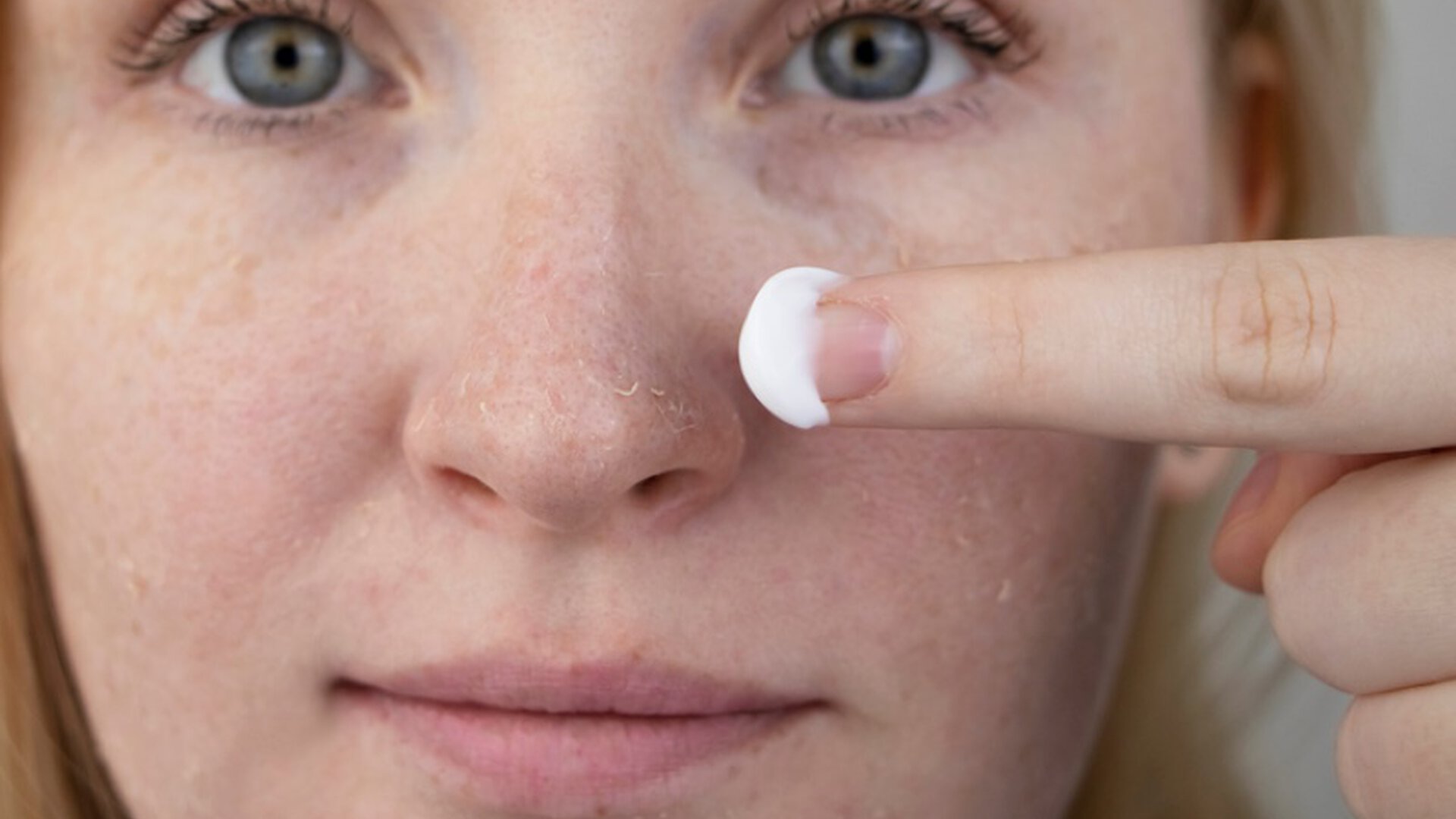 Nahaufnahme Mann schaut zur Kamera