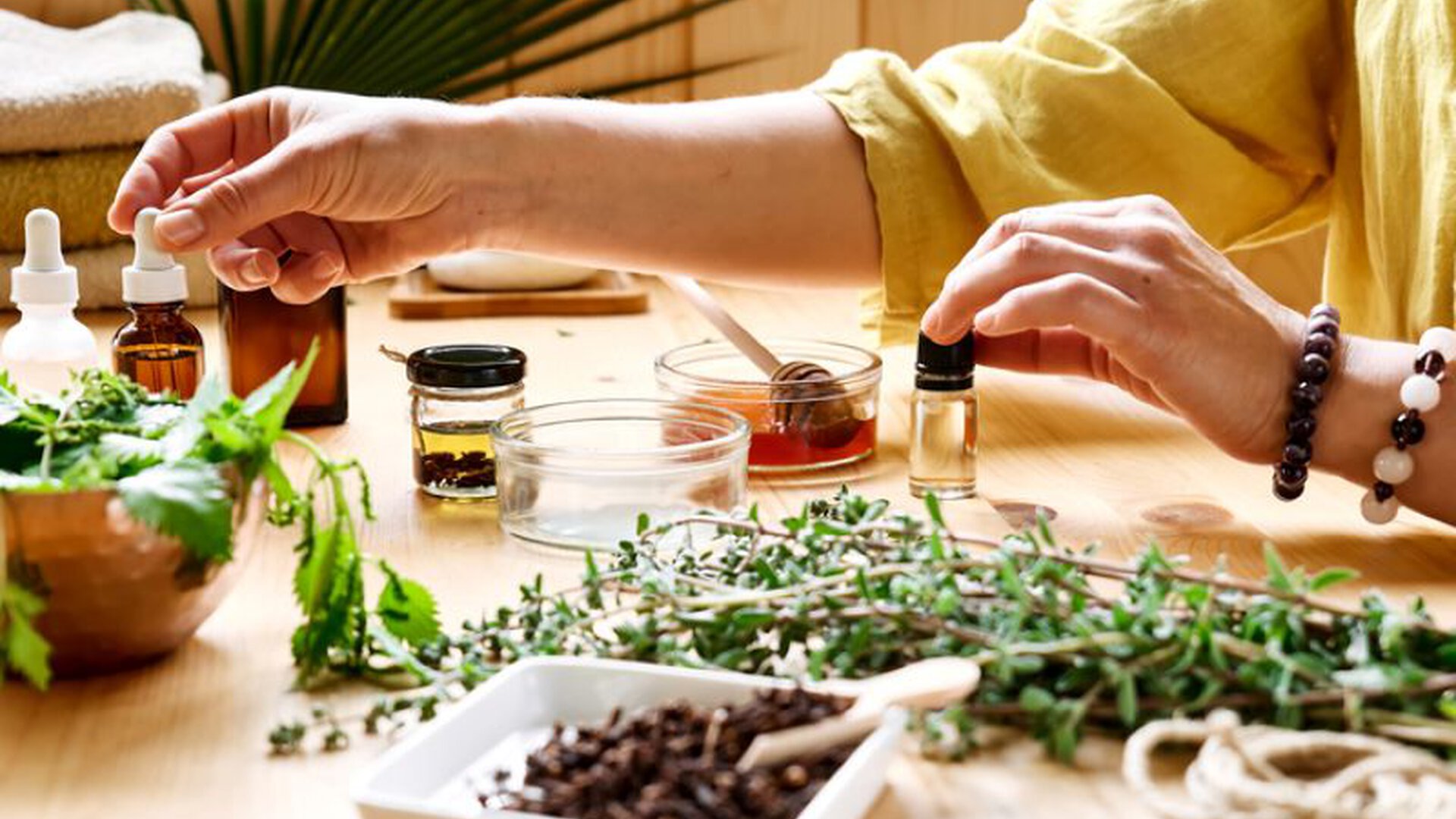 Nahaufnahme Mann schaut zur Kamera