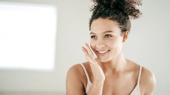 Femme qui touche sa peau