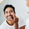 Homme qui applique une creme hydratante
