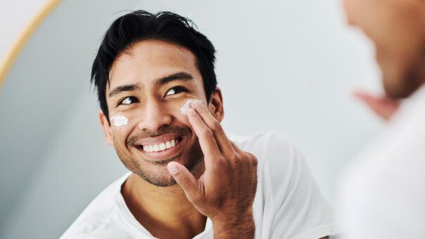 Homme a peau seche qui applique sa creme