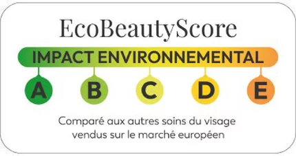 Etiquette Eco Beauty Score avec le titre « Impact Environnemental » sur un bandeau vert clair et une echelle coloree A–E : A vert fonce, B vert clair, C jaune, D orange, E rouge. En bas figure le texte « Compare aux autres soins du visage vendus sur le marche europeen ».