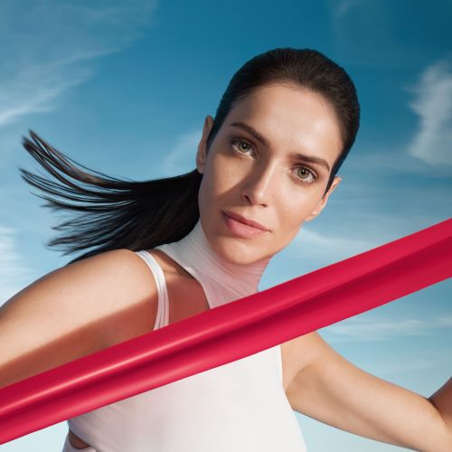 Donna festiva con prodotti Biotherm