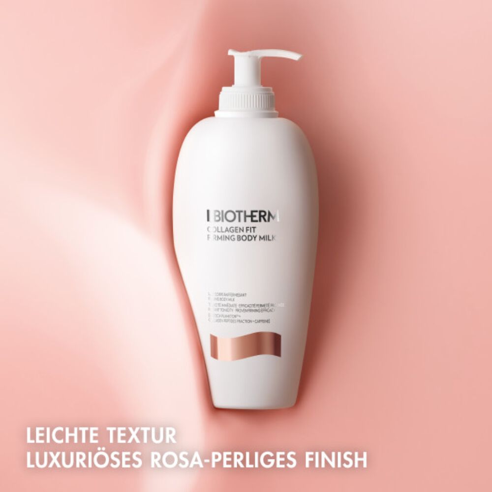 Eine weiße Lotionflasche mit Pumpspender steht auf rosa Hintergrund. Text: "LIGHT & BODY PEACH BLOSSOM CREME BATH".